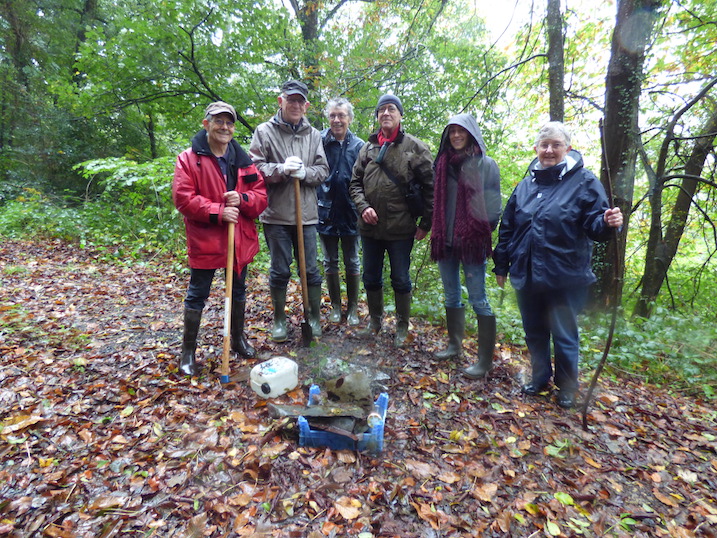 De gauche à droite : Yves Lasquellec, Bernard Boutemy, Luc Loison, Jean Collette, Morgane Avenel, Penny Feather. Comme quoi on peut aussi sourire sous la pluie en Normandie!