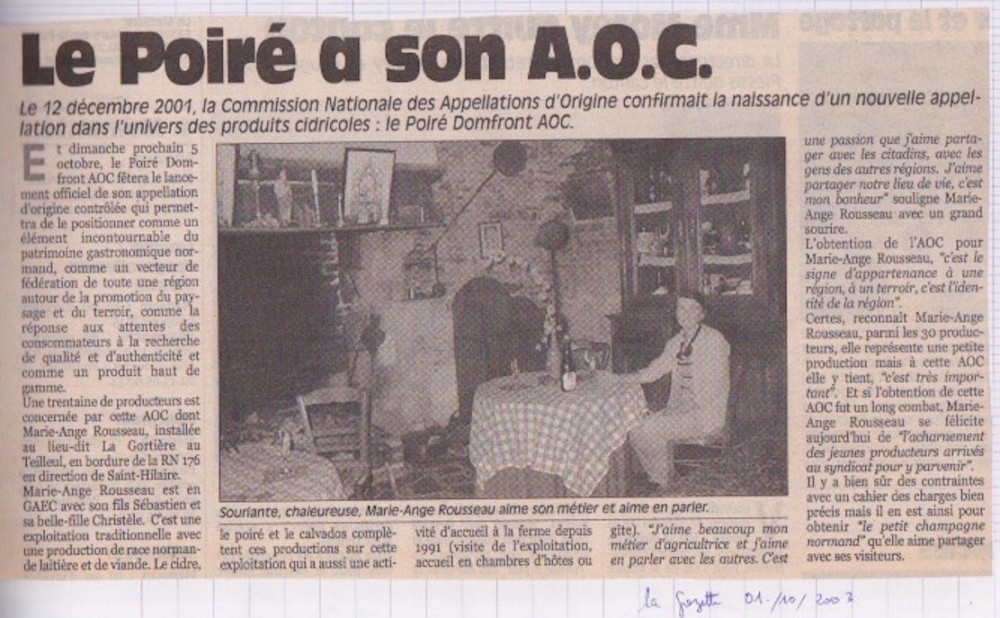 La Gazette de la Manche, 1er octobre 2003.<br /> La photo est un document riche d'informations : l'intérieur est caractéristique des aménagements des années 1970 : la nappe à carreaux, la cheminée richement décorée, les bassinoires pendues au mur, et bien d'autres détails forment un mélange de modernité décorative à base d'objets traditionnels conservés par la génération à cheval sur deux époques du 20e siècle.