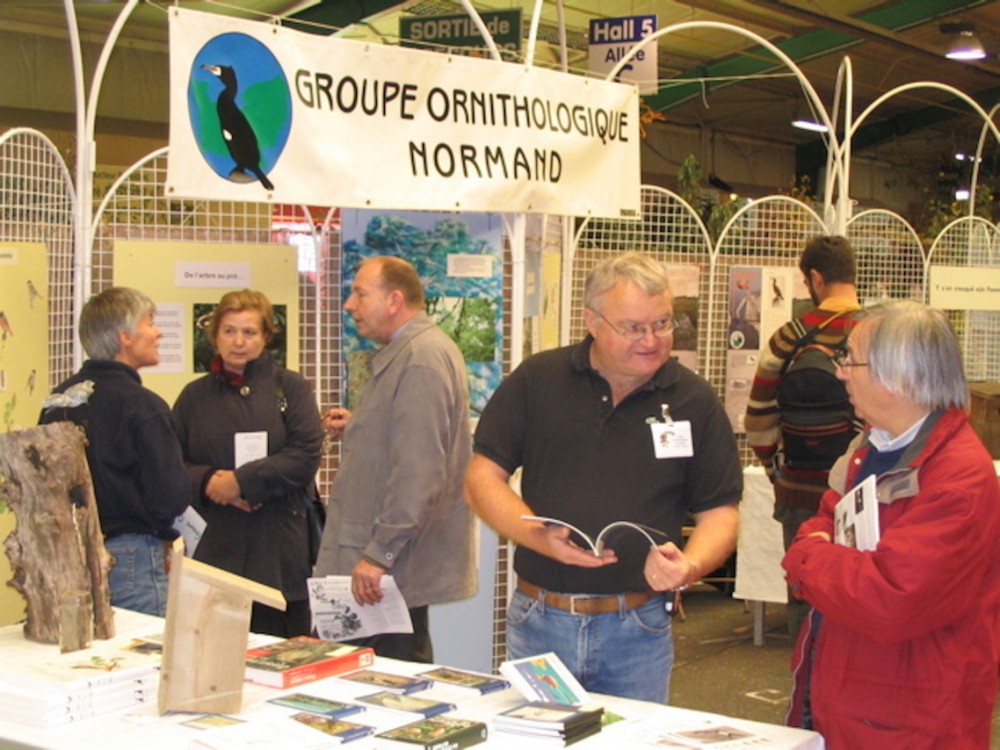 Sur le stand du GONm à Rouen, Jacques Vassault au centre. (photo J Co extraite des Archives du site du GONm)