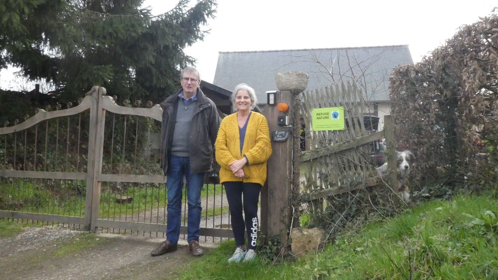 Chantal Lecocq et Alain Brodin, correspondant, à l'entrée du refuge