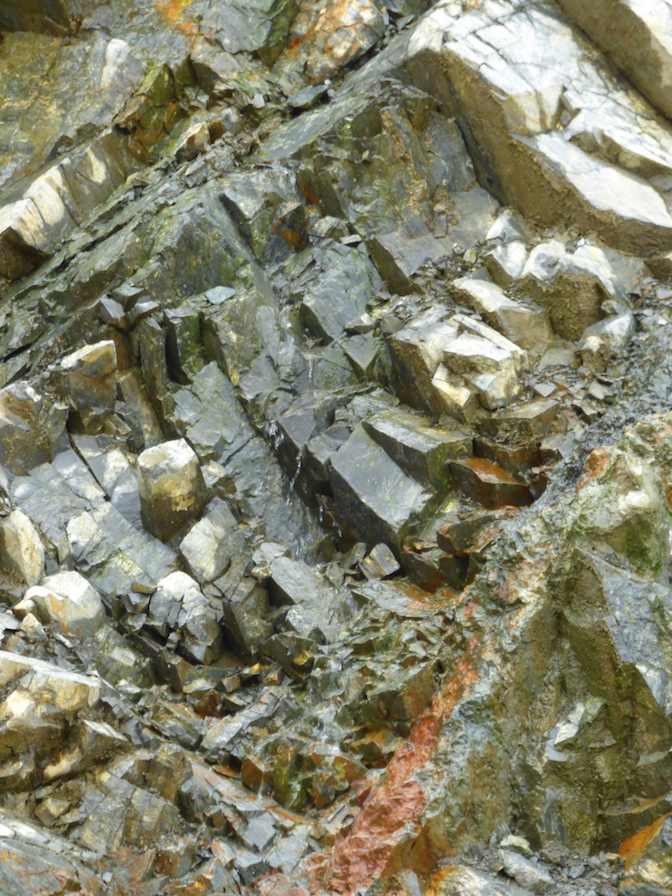 Vues de près, des "mini cascades" s'échappent des fissures