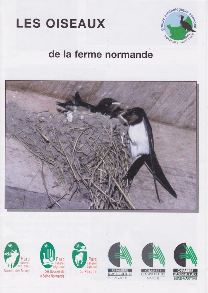 Plaquette &quot;Les oiseaux de la ferme normande&quot; (recto)<br />L'hirondelle rustique est choisie comme &quot;médiateur&quot; entre les ornithologues et les agriculteurs. La photo est de Michel Saussey, spécialisé dans le baguage de cette espèce dans les étables du Bessin.