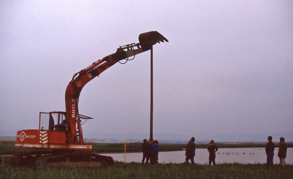 1990-06 a pose des pancartes de la reserve conventionnée.jpeg