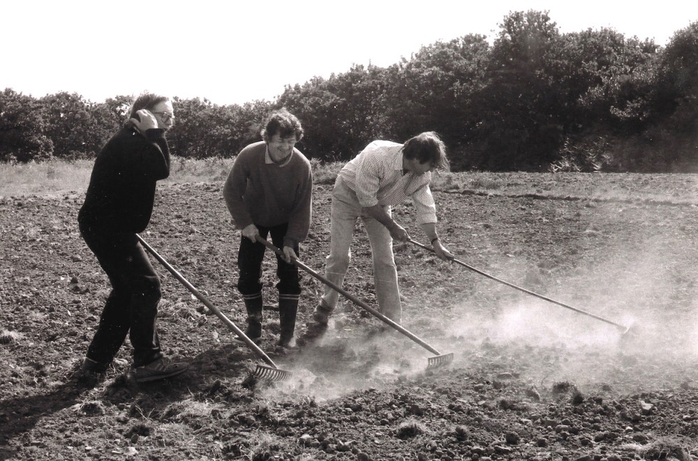 Premier semis de sarrasin à Carolles (31 mai 1989) : Yves Grall, Jacques Bruno et Jean Collette
