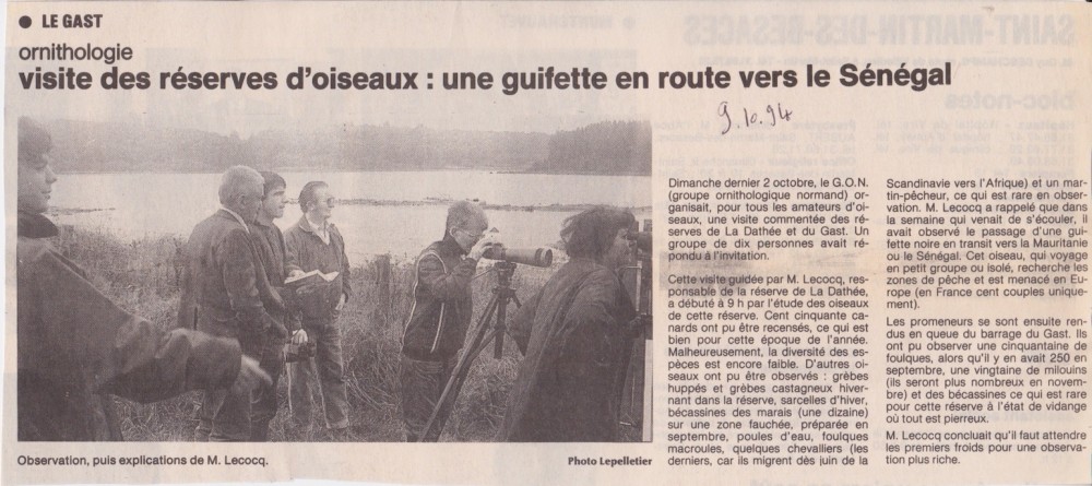 19941009- LE GAST- Réserve- La ML .jpeg (382.03 Kio) Vu 6604 fois animation en octobre 1994. Les deux réserves sont visitées successivement. Stéphane Lecocq au centre; François Marchalot à gauche et sa mère Odile à droite l'oeil dans la lunette. Après son passage au lycée de Sées, François deviendra responsable du bois du Breuil pour le département du Calvados.
