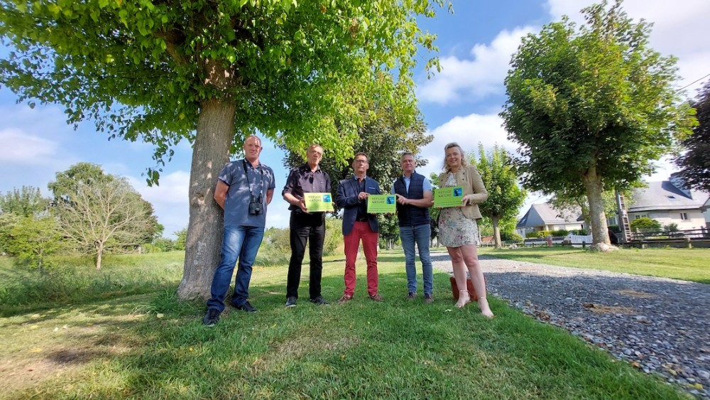 Trois élus à droite, Franck le correspondant à gauche