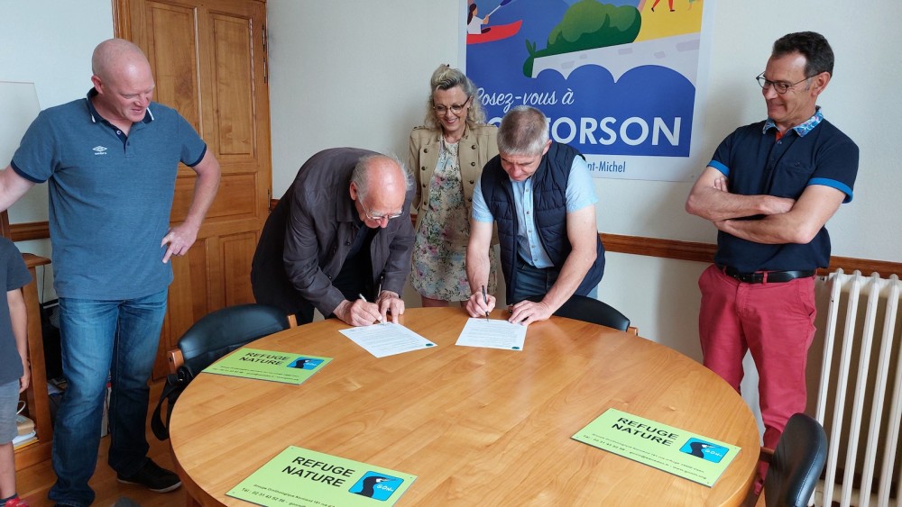 Signature en mairie. On reconnait les membres du GONm à leurs crânes brillants...