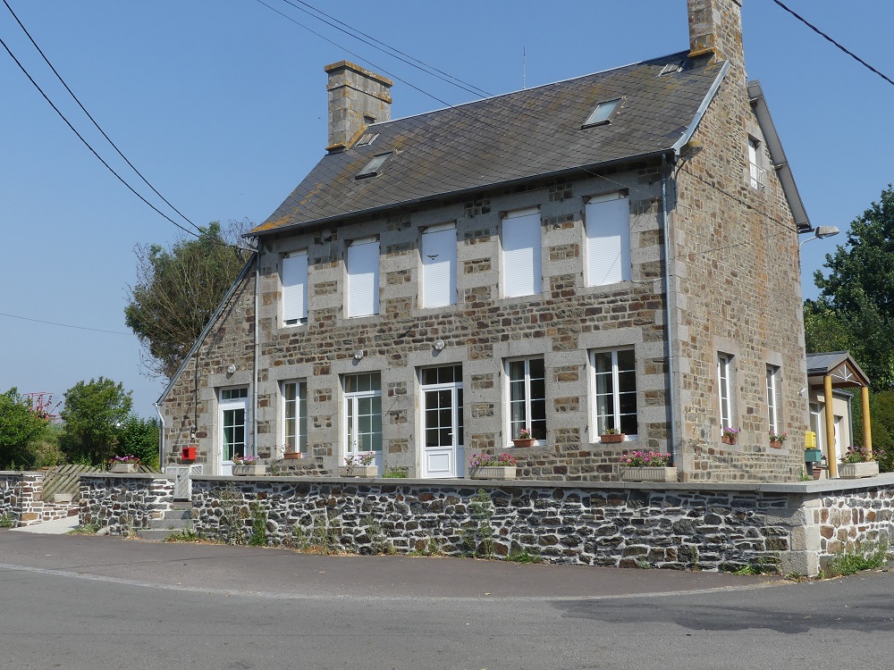 facade sud mairie de Vernix.JPG