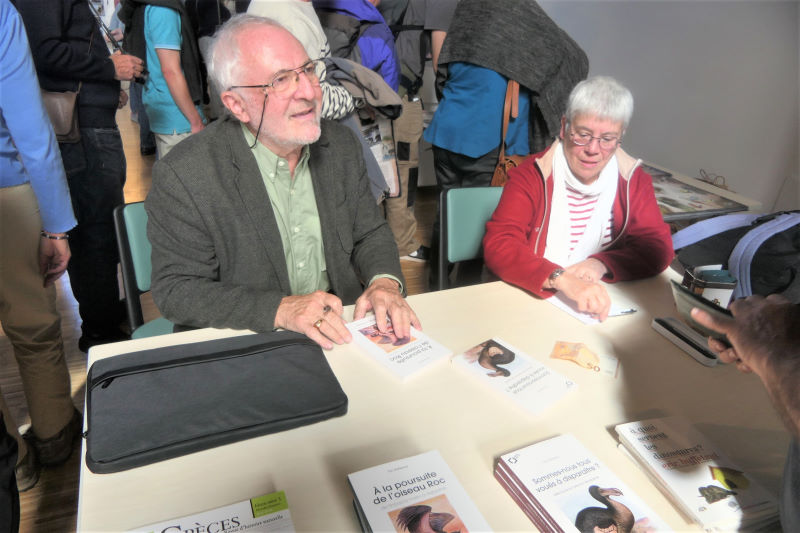 Eric Buffetaut et Maryse Fuchs à la table de dédicace. Photo J Alamargot