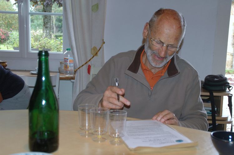 Claude lors de la signature de la convention du refuge qu'il avait créé chez lui le 18 septembre 2014