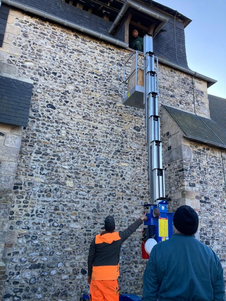 Pose d'un nichoir dans le clocher de l'église de Petit-Caux.