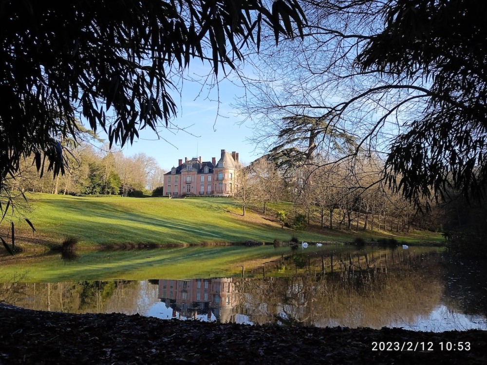 vue vers le château, le poulailler dans le dos (photo J Collette)