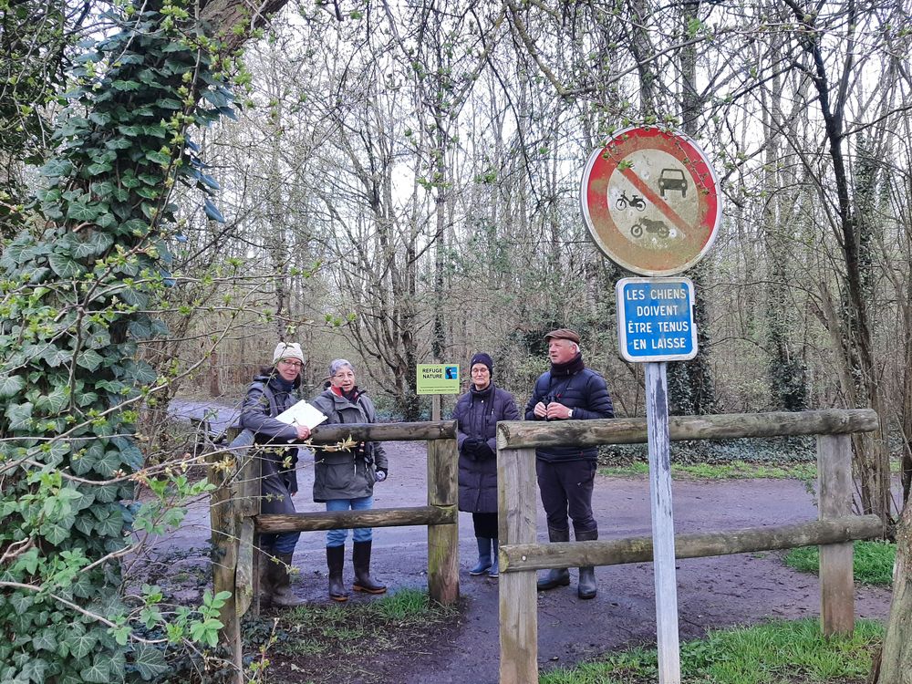 De gauche à droite, Anaïs, Andrée, Isabelle et Jean-Pierre le 26.03.2023 autour de la pancarte refuge. Philippe est derrière l'appareil photo.