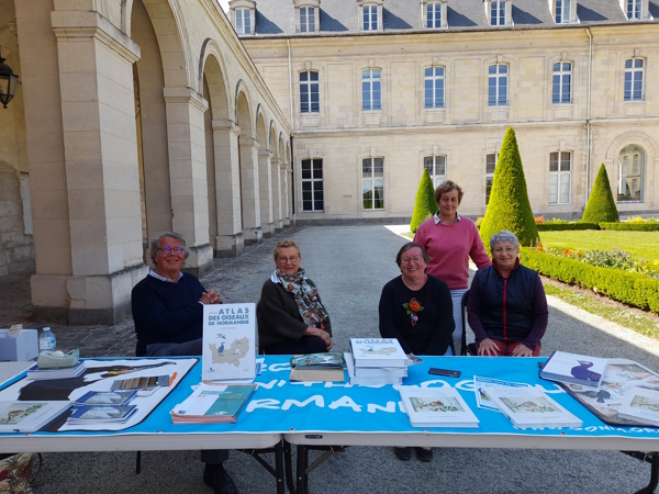 Les animatrices de la journée avec le conférencier.jpg