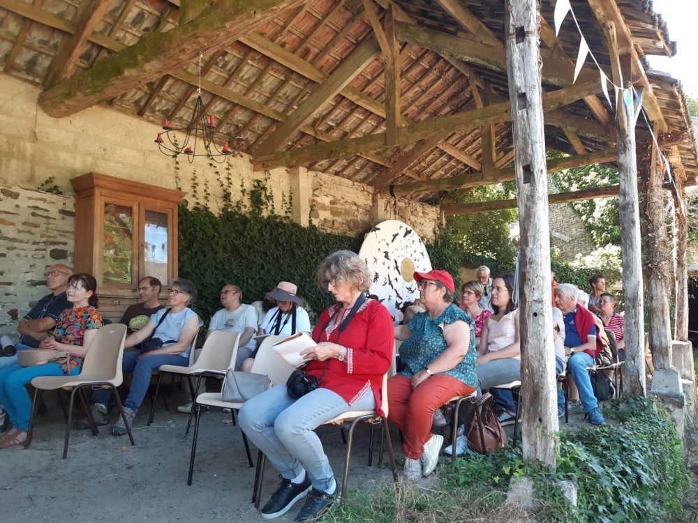 Vue partielle de l'auditoire (60+ personnes) durant l'exposé sur les relations de l'avifaune au bocage (JCo)