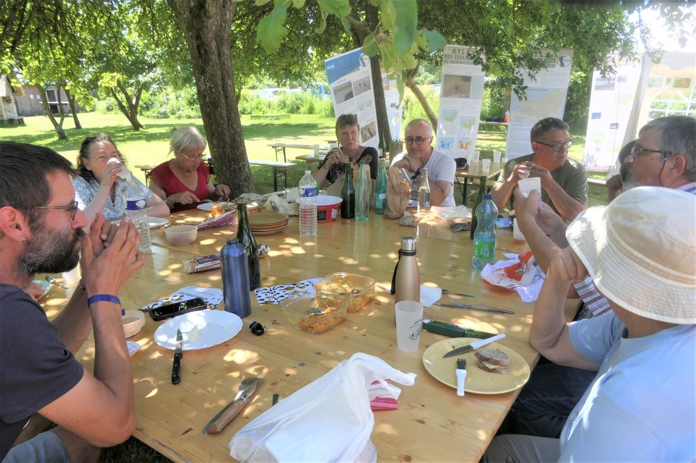 Pause méridienne et pique-nique collectif devant la maison des marais.