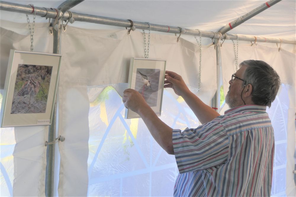 Xavier Niedergang devant l'exposition de ses images.