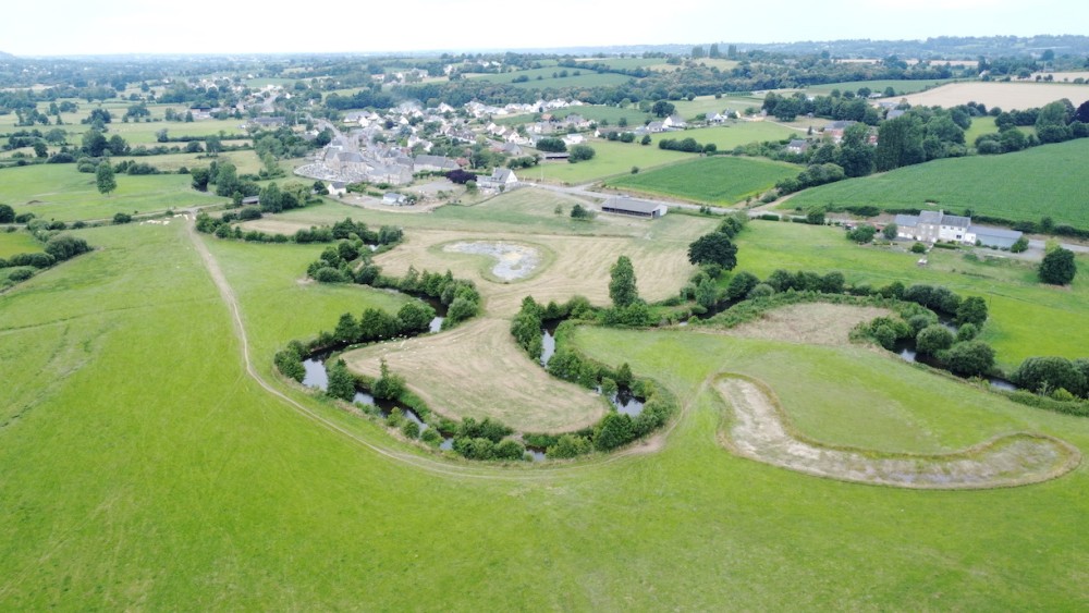 Vu de l'est; deux bras morts et un méandre reboisé sur la bordure nord de la réserve. Le grand bras mort côté stabulation (rive droite de la Sée) est le plus riche de potentialités quand il sera spontanément végétalisé.