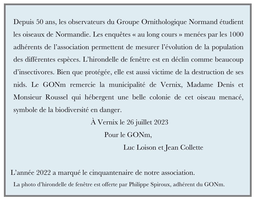 Au dos des photos encadrées offertes
