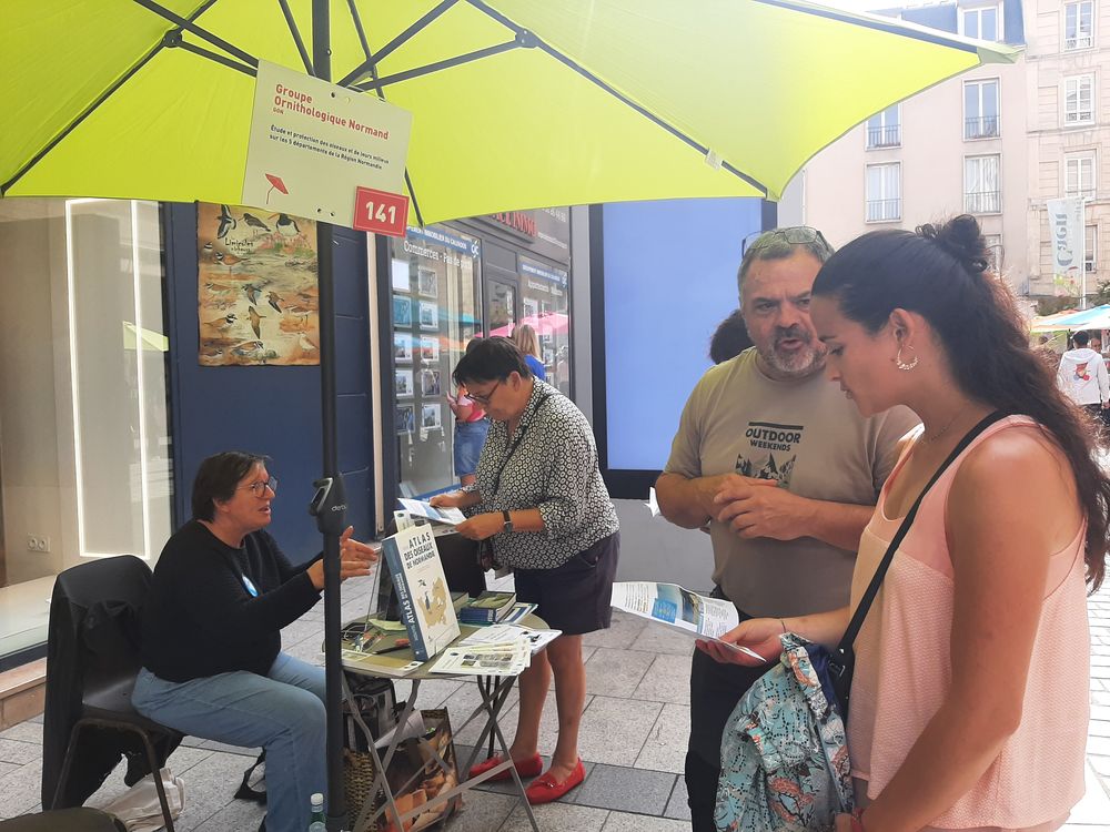 Joëlle et Patrick en pleine explication et persuasion. Une petite table ronde, un parasol et quelques documents et le tour est joué. (Photo : Gachet Ph.)