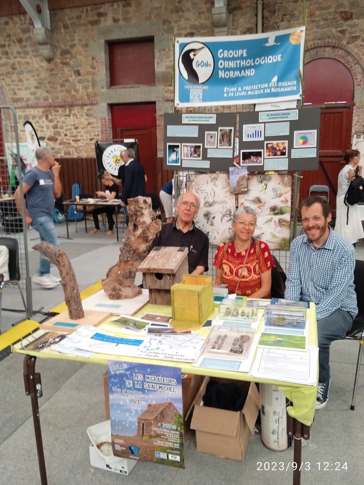 L'équipe du matin: S. Crase, M. Kindt et JCo. Pour gagner de la place, la banderole a été surélevée à l'aide de perches de bambou (très pratique le  format court!)