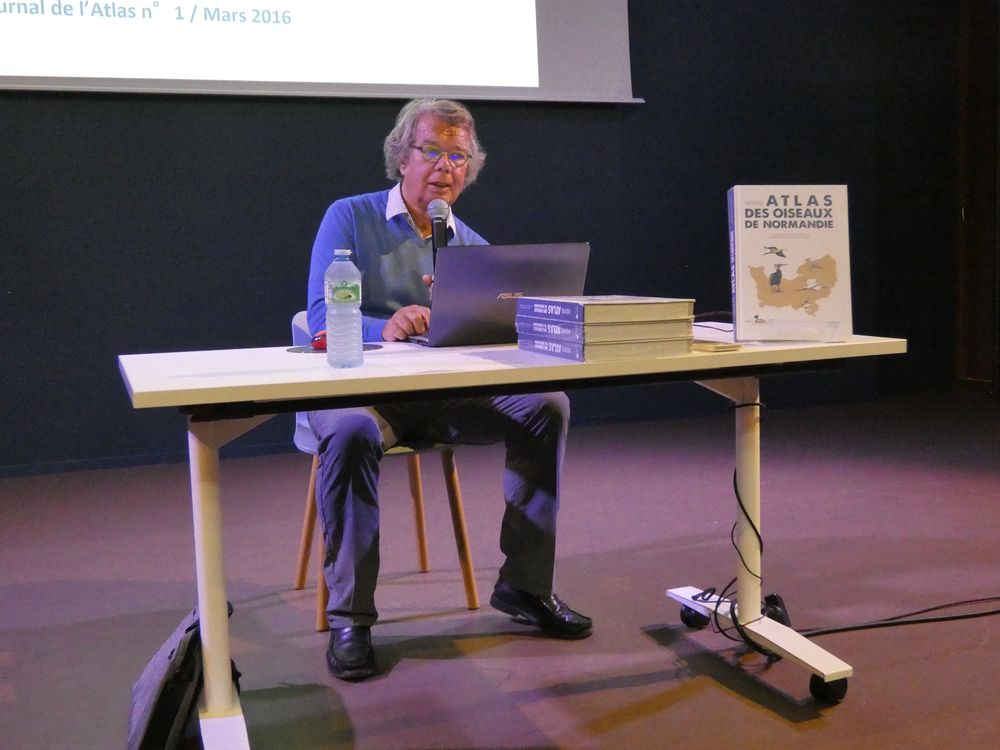 Gérard Debout pendant sa présentation.