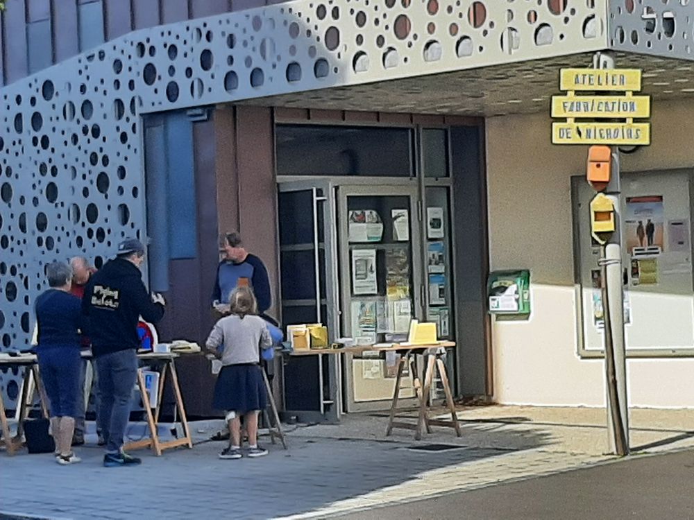 Thierry Grandguillot avait installé son atelier nichoir à l'extérieur de la salle communale de Carolles. Cet atelier a rencontré un beau succès tout comme l'atelier sérigraphie et l'exposition de Marjolaine Collette.