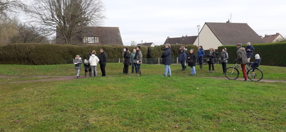 Une partie des participants observe les mouvements d'oiseaux entre les jardins environnants et la forêt d'Ifs. (Photo : Andrée Lasquellec)