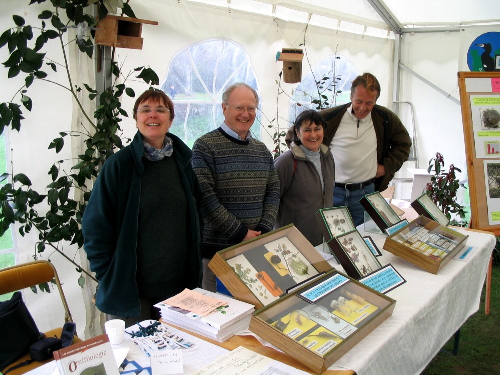 8 avril 2006, exposition dans le cadre de la fête des oeufs, chapiteau au château de Crévecoeur/14: Martine et Robin Rundle, Alexandrine Delasalle et Charles Legeleux. (photo J. Collette)